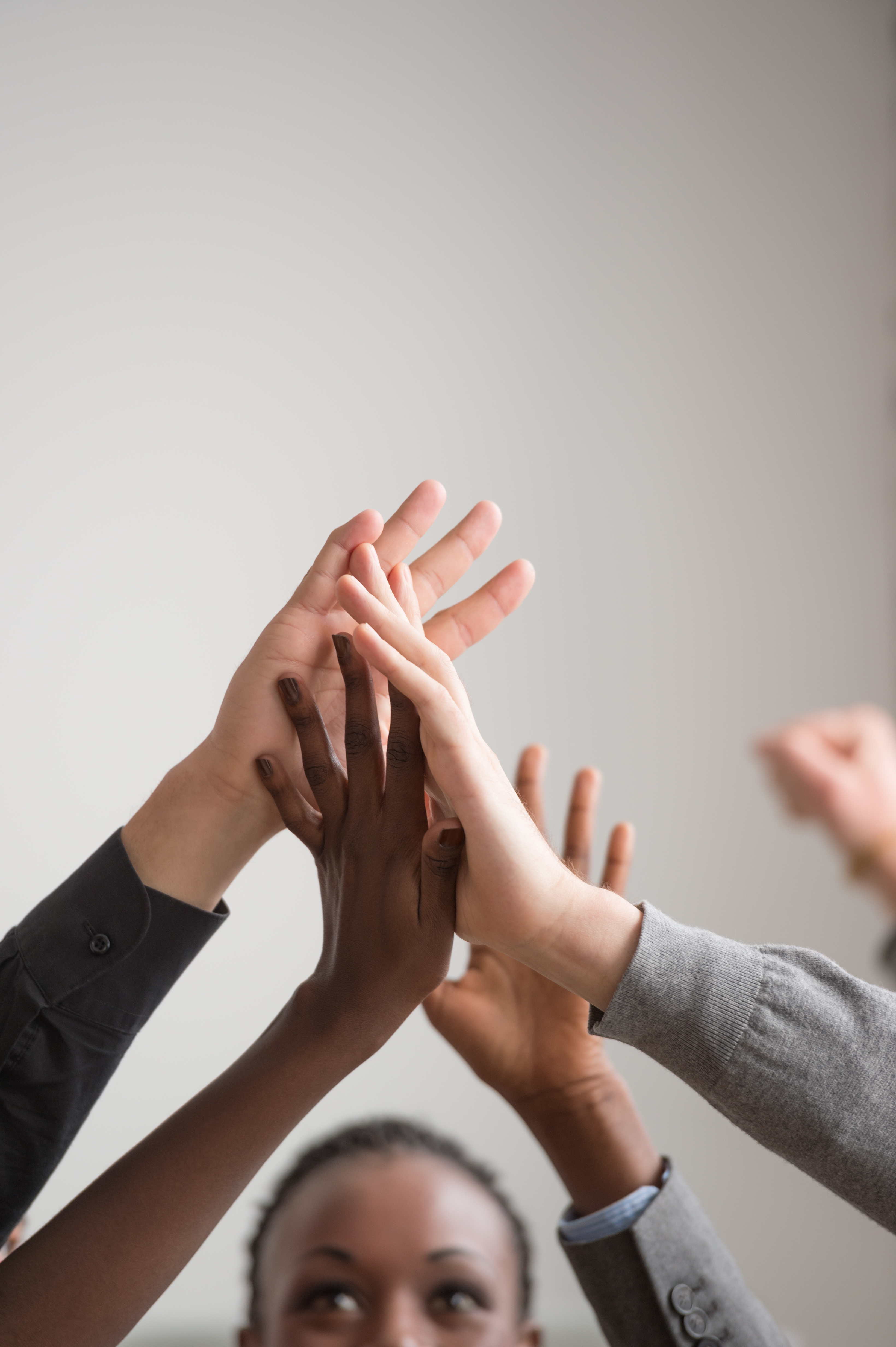 High Five mit mehreren Händen diverser Ethnien