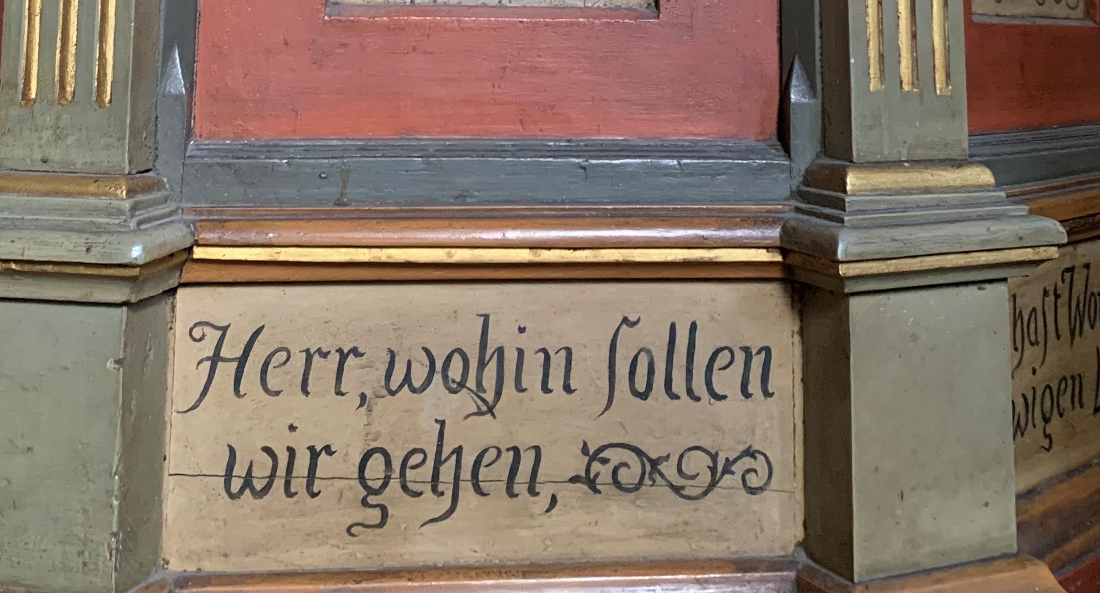 Spruch in alter Schrift in einer Kirche: "Herr wohin sollen wir gehen"