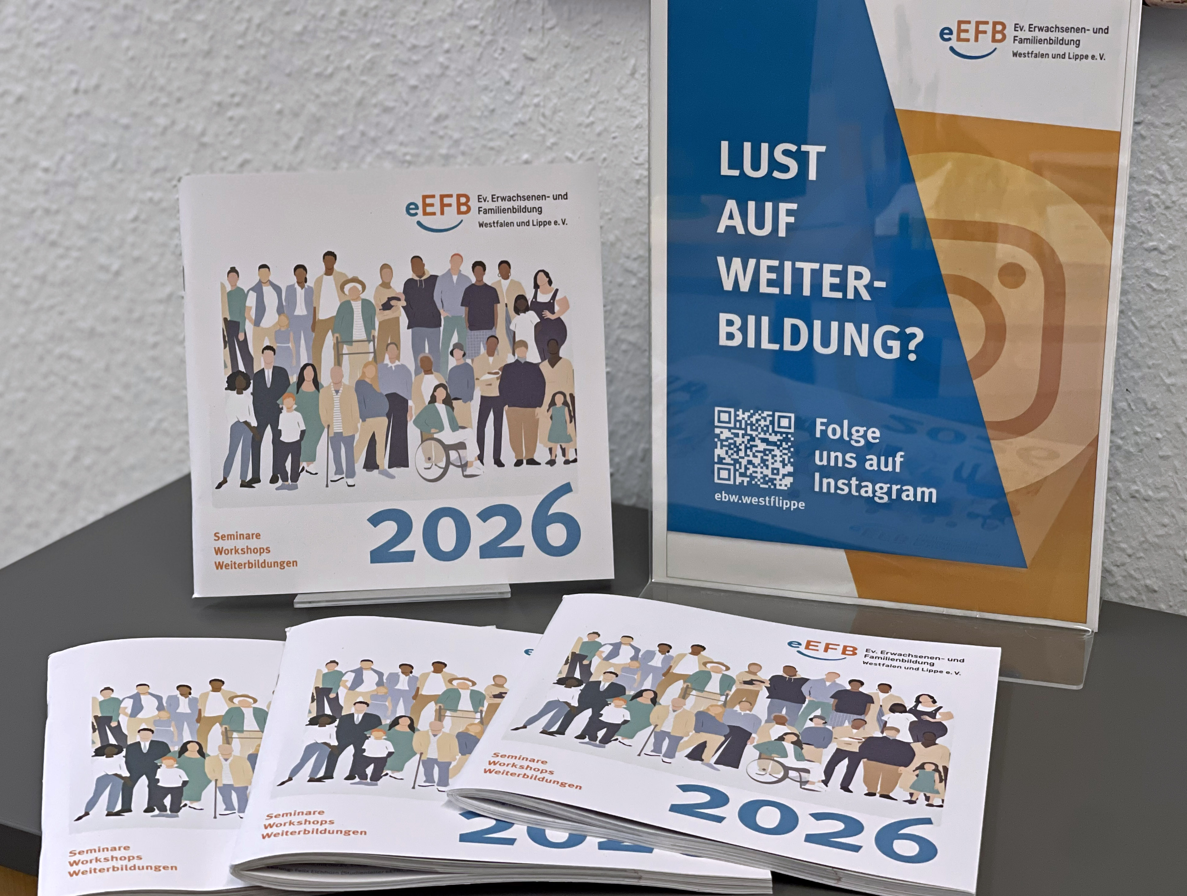 Ein Stapel Jahresprogramme 2026