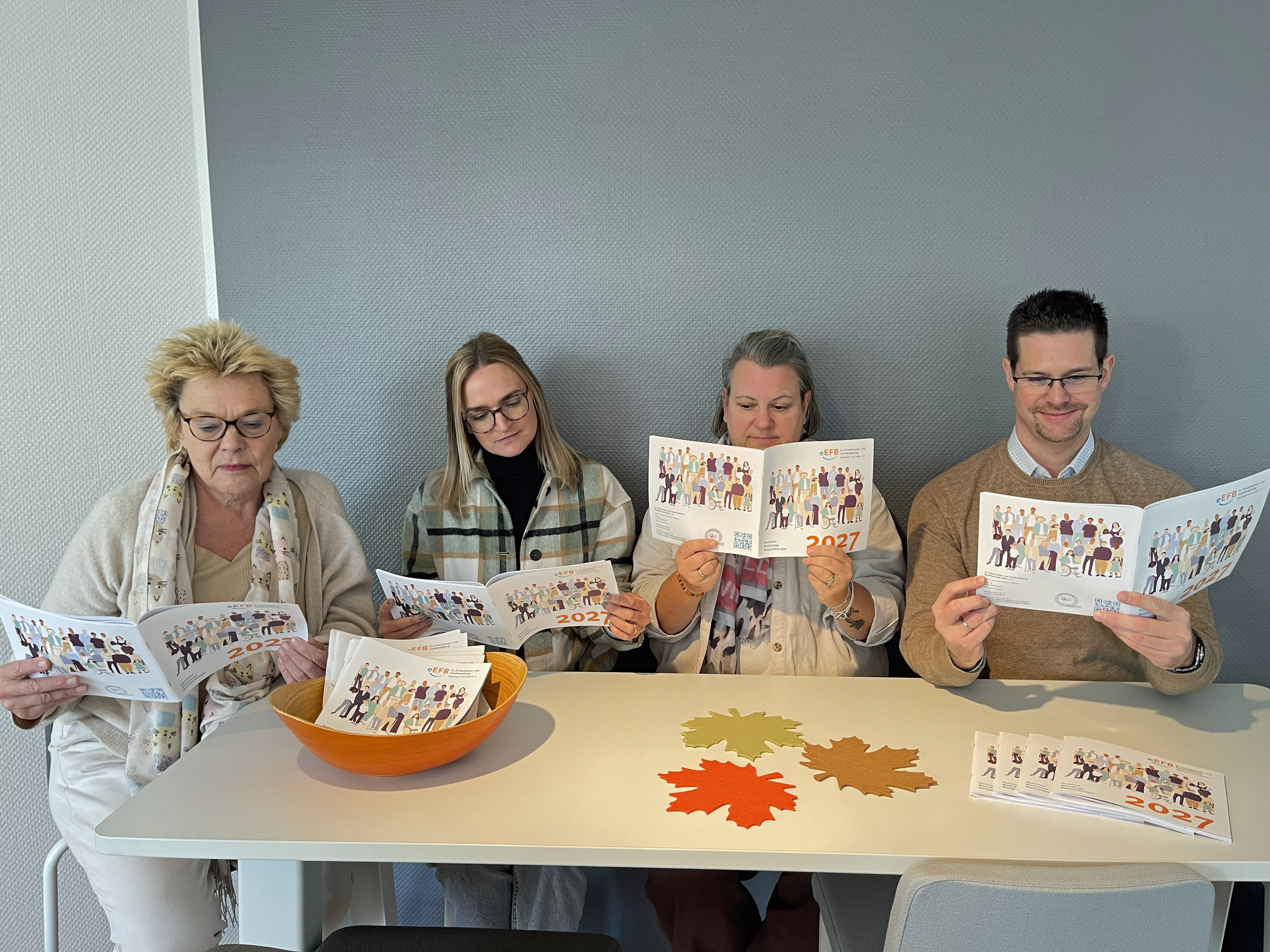 Das Team des eEFB liest im Programmheft 2027
